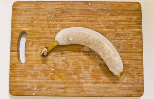 Banán treba najskôr ošúpať, až potom zamraziť. Bude z neho krémová zmrzlina.