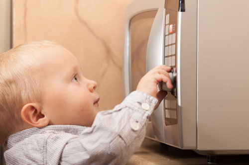 Deti by sa nemali zdržiavať pri zapnutej mikrovlnke. Ohrievanie v mikrovlnke tiež ničí živiny v materskom mlieku a vitamín B12.
