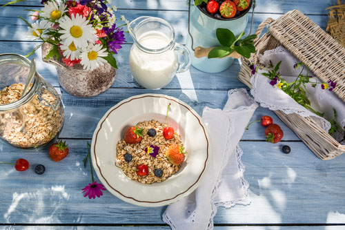 Proti osteoporóze vám nepomôže mlieko, aj keď vápnik potrebujete. A okrem neho aj vitamín D, K a pohyb.