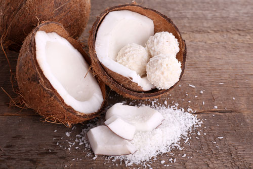 Z kokosových orechov sa vraj nepriberá a podporujú činnosť štítnej žľazy.