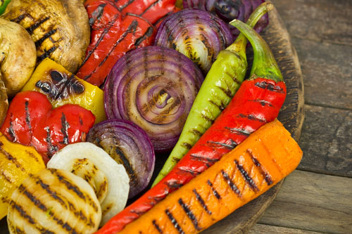 Grilovaná zelenina na rozdiel od mäsa neobsahuje karcinogénne látky - heterocyklické amíny.