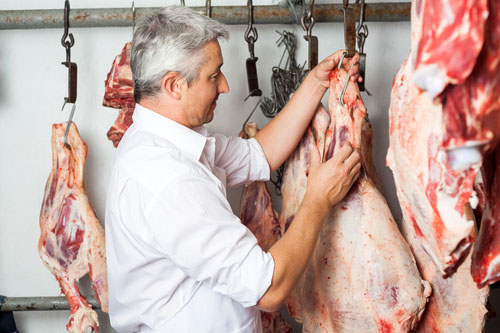 Červené mäso je mäso cicavcov, teda hlavne bravčové (prasa) a hovädzie (krava).