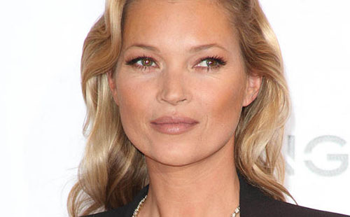 Kate Moss si umýva ráno tvár vo vode s ľadom a uhorkami.