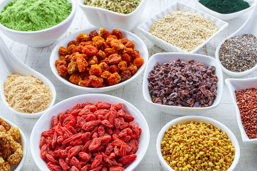 Rastlinné superpotraviny bohaté na aminokyseliny a bielkoviny sú napríklad: ovocie: machovka peruánska (16% bielkovín), goji (13-14% bielkovín), semienka: konopné, sezamové, včelí peľ, riasy AFA, chlorella a spirulina.