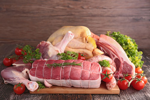 Slováci jedia mäsa podstatne viac, ako odporúča Svetová zdravotnícka organizácia.