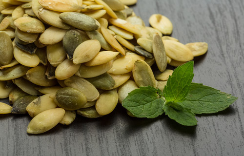 Nahraďte chrumky a chrumkavé snacky okorenenými a dochutenými semienkami.