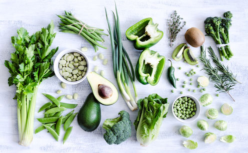 Zelené superpotraviny (riasy AFA, chlorella a spirulina, zelený jačmeň a pšeničná tráva) a zelená listová zelenina sú najbohatšími zdrojmi chlorofylu dobrého pre našu krv.