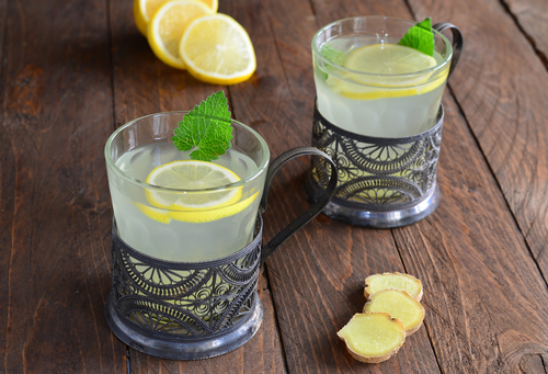 Teplá voda s citrónom a medom patrí k ajurvédskym receptom proti zápche.