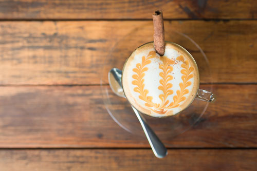 Stimulačný účinok kávy začína asi 15 až 30 minút po požití.