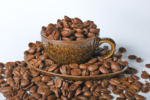 Pri pravidelnej konzumácii kávy si telo zvykne na účinok kofeínu. Ak dávka vypadne, môže to viesť k bolestiam hlavy alebo ťažkostiam s koncentráciou. 