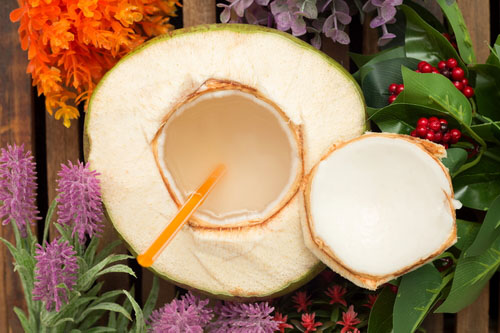 Kokosová voda je ideálnym tekutým základom pre takmer každé smoothie alebo koktail, aký si môžete vyrobiť. 