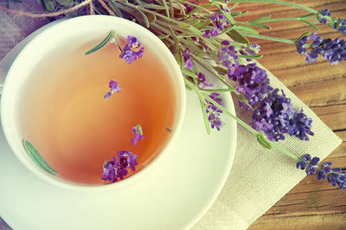 Na zmiernenie ťažkostí, s ktorými pomáha lenvanduľový olej možno využiť i čaj z tejto provensálskej bylinky.
