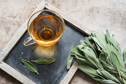 Šalviový čaj posilňuje imunitu, zmierňuje potenie, podporuje trávenie a prináša úľavu pri škriabaní v hrdle.