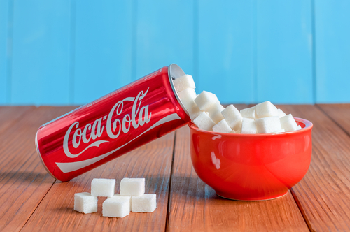V Coca-Cole je obrovské množstvo cukru, ktoré sa v našom tele mení rovno na tuk.
