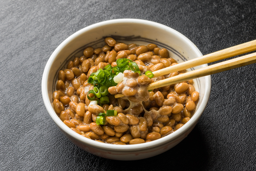 Jednou s potravín podporujúcich autofágiu je napríklad ázijské natto.