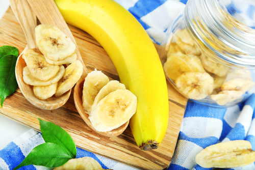 Vyrobte zdravé domáce čipsy z banánov.