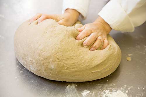 Dnešný chlieb je priemyselný výrobok. Okrem nie veľmi výživnej bielej múky obsahuje množstvo chemikálií a farbív.