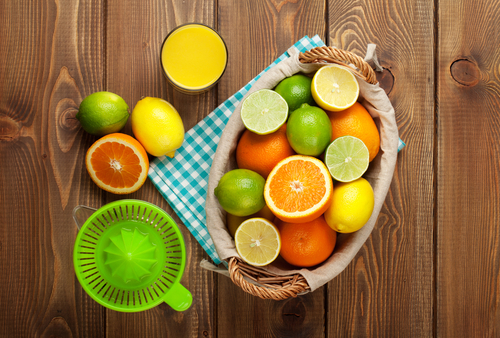 Odšťavovače na citrusy môžu byť ručné, alebo aj také, ktoré sa automaticky pri priložení ovocia zapnú a ľahko sa čistia.
