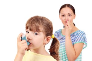 Fajčenie rodičov je hlavnou príčinou astmy ich detí