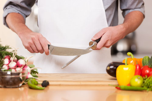 Karbónové nože treba brúsiť o niečo častejšie ako nože z ušľachtilej ocele, na druhej strane sú oproti nim tvrdšie a ostrejšie.