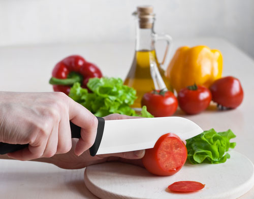 Keramické nože neničia živiny, potraviny po prekrojení nezhnednú a nemajú kovovú príchuť ani vôňu.