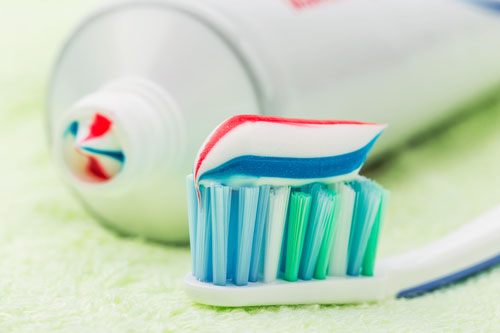 S modernými zubnými pastami sa dá fluoridom zabrániť až 40 percentám všetkých prípadov kazov. 