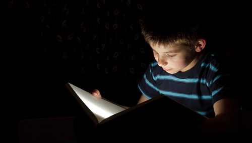 Čítanie v tme nie je škodlivé, problémom je, ak začneme skracovať vzdialenosť medzi textom a knihou.