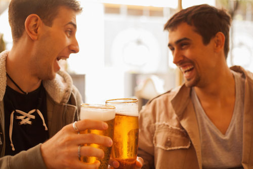Pivo v skutočnosti robí chlapov ženskejšími, pretože narúša hormóny - znižuje hladinu testosterónu a zvyšuje hladinu estrogénov.