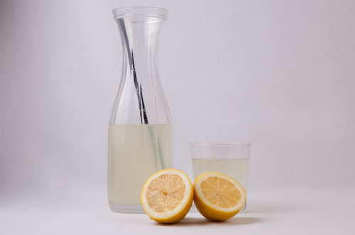 Proti hnačke zmiešajte prevarenú vodu so soľou, šťavou z pomarančov a cukrom.