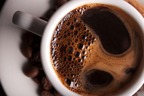 Stimulant kofeín radšej nahraďte vzpružujúcim čerstvým zeleným smoothie alebo šťavou. Ráno vás vzpruží aj studená sprcha.