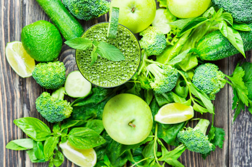 Riboflavín sa hojne nachádza v zelenej zelenine, napríklad v brokolici, špenáte, petržlenovej a koriandrovej vňati, atď.