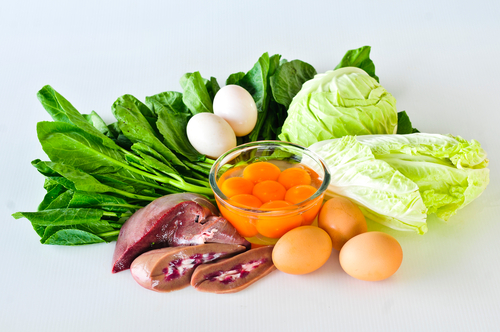 Vitamín B5 sa v strave nachádza bežne: aj v rastlinných aj v živočíšnych potravinách.