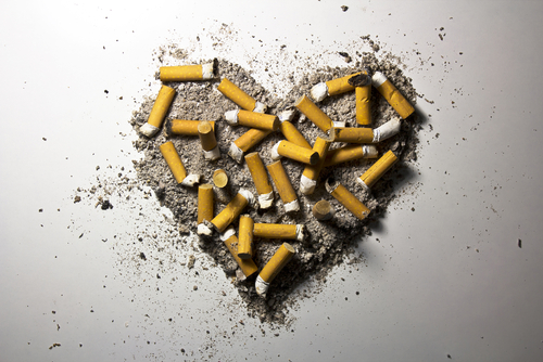 Fajčiari s ischemickou chorobou srdca by určite mali prestať fajčiť. Znížia si tým riziko infarktu a mŕtvice.