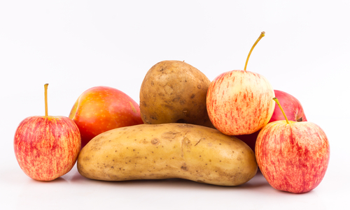 Jablká sú skvelým pomocníkom pri skladovaní zemiakov. Skúste ich premiešať a uvidíte, ako dlho tento raz vydržia.
