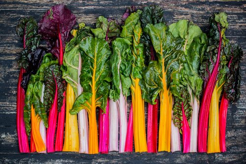 Vitamín K1 obsahuje zelená listová zelenina, ale vitamín K2 len živočíšne a kvasené potraviny.