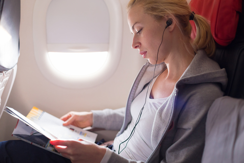Ak sa v lietadle zvyčajne nudíte, pred najbližším letom si vopred rozmyslite, čo by ste chceli robiť. Pribaľte si knihu, počítač, hlavolam alebo slovník cudzieho jazyka.