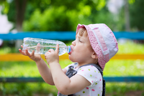 Dajte si pozor, z čoho vaša rodina pije vodu. Nesprávnou voľbou fliaš si môžete privodiť zdravotné problémy.