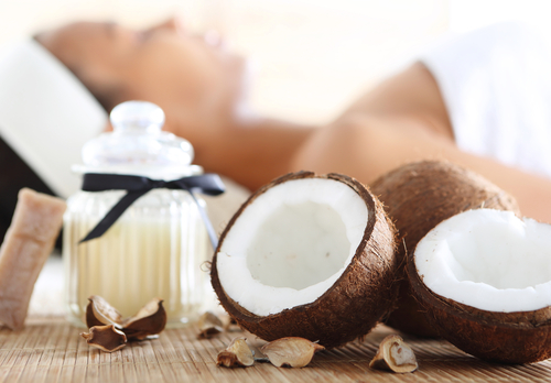 Kokosový olej má blahodarné účinky na pokožku po celý rok.