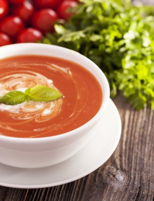 Rýchla paradajková polievka s cibuľou a syrom