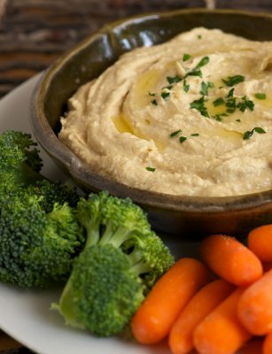 Hummus so zeleninovými hranolkami